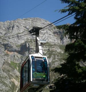 en svævebane foran et bjerg