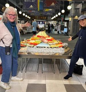 两名女子站在商店的桌子旁