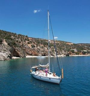 loď plující ve vodní ploše