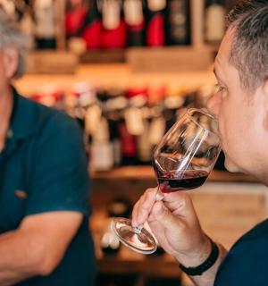 muž a žena pijí červené víno