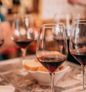 skupina sklenic na víno sedících na stole