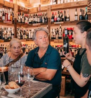 一群人站在酒吧周围,手里拿着酒杯