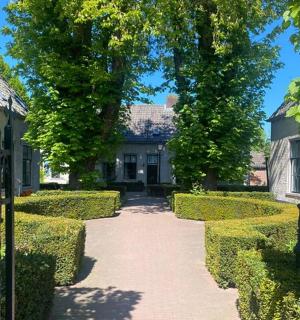 通往有围栏的房子的走道