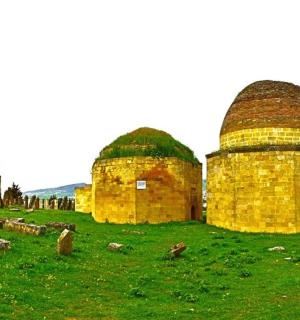 绿色田野上的一组圆顶