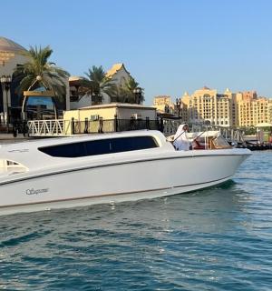 biała łódź na wodzie obok miasta