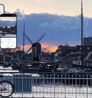 停在码头前的自行车和一部手机