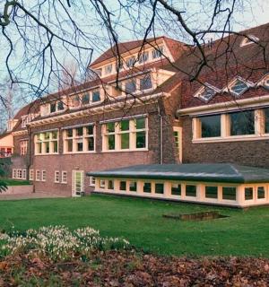 一座前面有草坪的大砖房