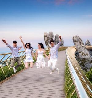 一群人在木板路上跳跃