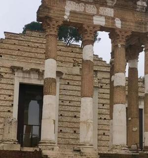 顶部有柱子的大楼