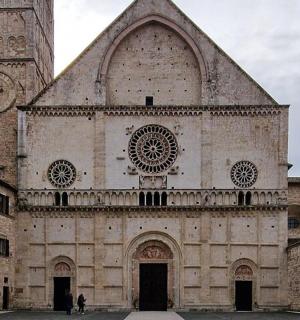 一座有塔楼和大楼的大教堂