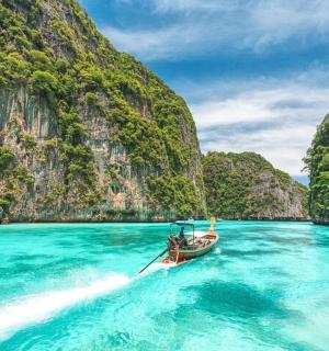 bot di dalam air di hadapan beberapa tebing