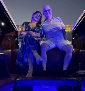 mężczyzna i kobieta siedzący na siedzeniu w limuzynie