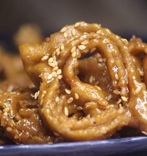 蓝色盘子上放着一堆芝麻食物