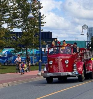 一辆红色的旧消防车沿着街道行驶