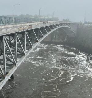 河上的一座桥,桥上有汽车