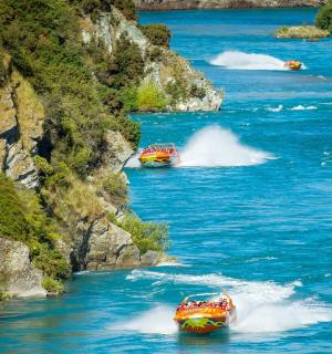 急流中的三艘船