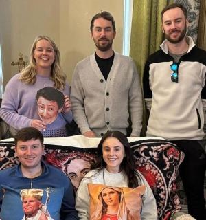 一群人摆姿势拍照