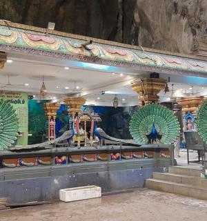 chrám s oltářem v budově