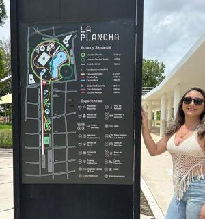 una dona està dreta davant d'un rètol