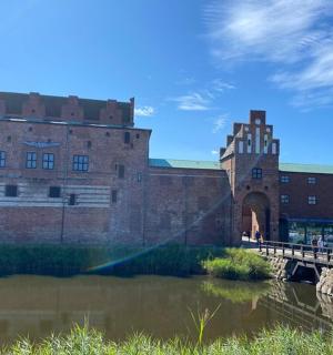 一座横跨河流的大型砖砌建筑