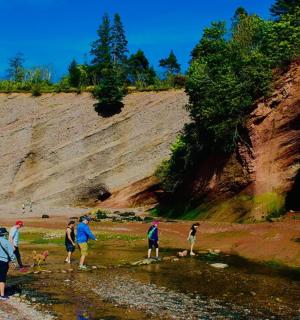 一群人站在水中