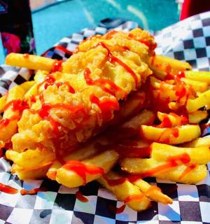 一盘油炸食品和炸薯条