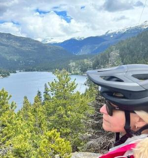 一名戴着头盔的女子看着湖面