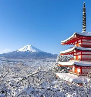 雪中的宝塔，背景是一座山