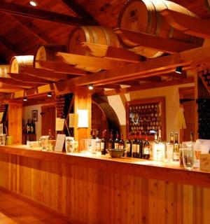 bar s mnoha lahvemi vína