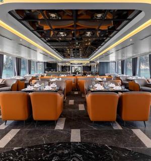 配有桌椅的火车餐车