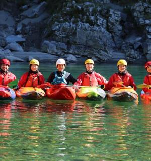 skupina lidí v kajacích ve vodě