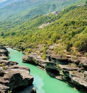 山谷中的河流景观