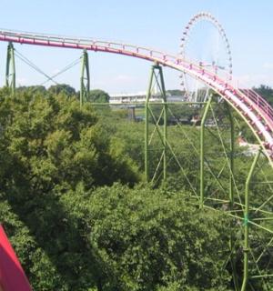 公园里的摩天轮和过山车