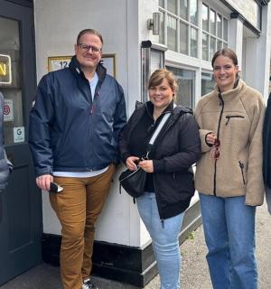 一群人站在建筑物外面