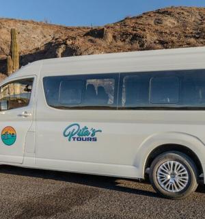 一辆白色货车停在路边