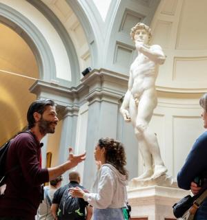 一群人在博物馆里观看雕像