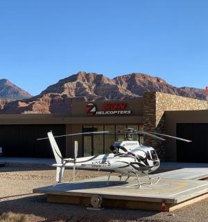 一架在建筑物前展出的小型直升机