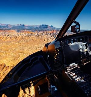 一架直升机正在飞越大峡谷
