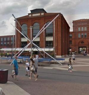 一群人在建筑物前行走