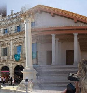 一名女子正在拍摄一栋建筑