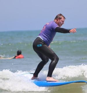 一名男子在海上冲浪