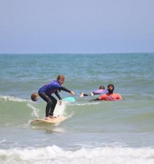 一名男子在海上冲浪