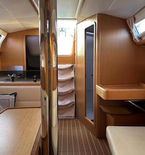 eine Küche und ein Esszimmer mit einem Tisch in einem Wohnwagen