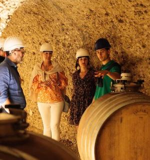 一群戴着安全帽的人站在桶旁边