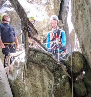 skupina lidí stojící uprostřed jeskyně