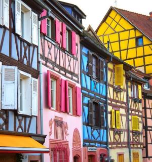 街道上一组色彩缤纷的建筑