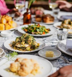 摆满食物和酒杯的桌子