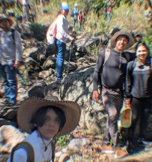 一群人在岩石小路上行走