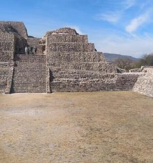 古代金字塔中的一组台阶