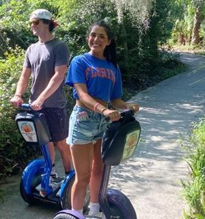 一名男子和一名女子骑着滑板车